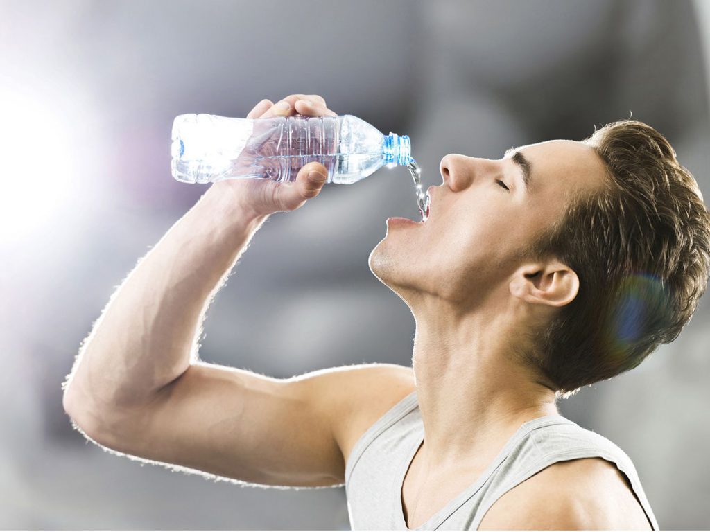 آب خوردن در زمان ورزش